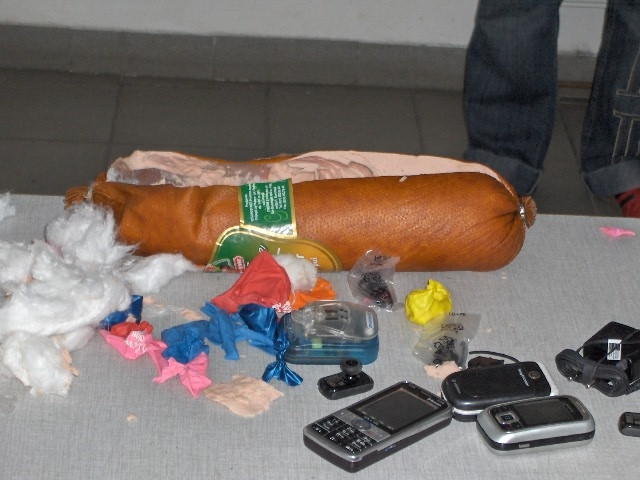 Salam cu "ingrediente" GSM, pentru un detinut de la penitenciarul din Aiud!