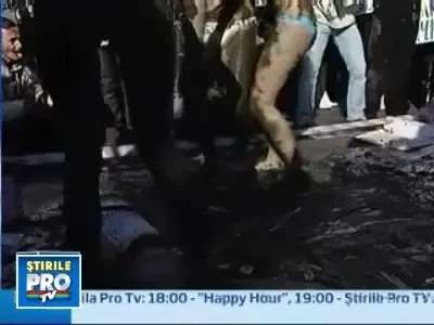 Ucrainienii se bat in noroi pentru a arata ca politica este o lupta murdara