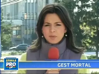 Galati: o fata de 16 ani a murit curentata de un foen cazut in cada