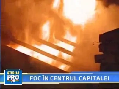 Incendiu devastator in Capitala! Zeci de oameni au fost evacuati