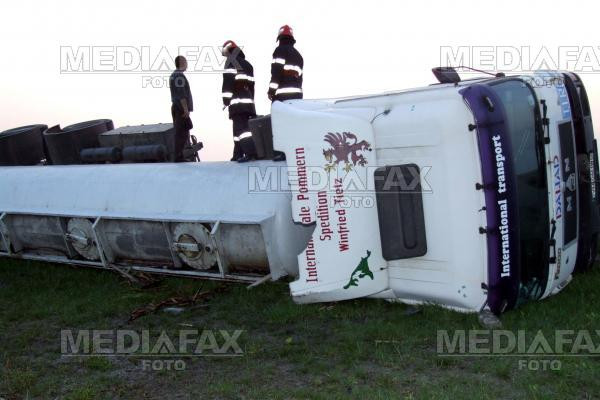 Mures: O cisterna incarcata cu bitum s-a rasturnat intr-o rapa
