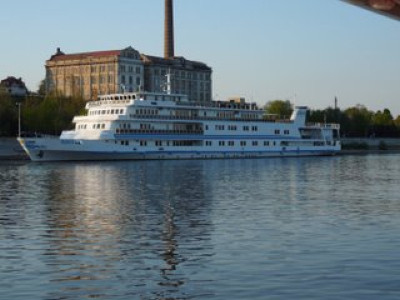 Nava de lux a lui Nicolae Ceausescu, gata sa plimbe capitalisti pe Dunare