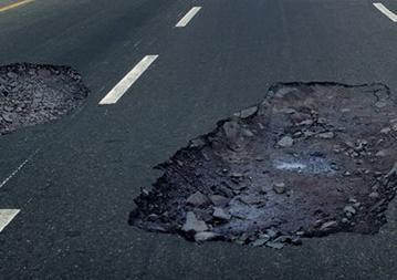 Atentie soferi! Asfalt nou si plin de gropi pe DN 7!