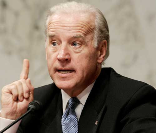 Joe Biden a ramas fara discurs. Un baietel i-a furat foile