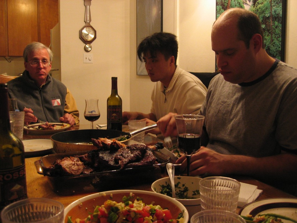 Ai grija cat inghiti: mancatul repede te ingrasa!