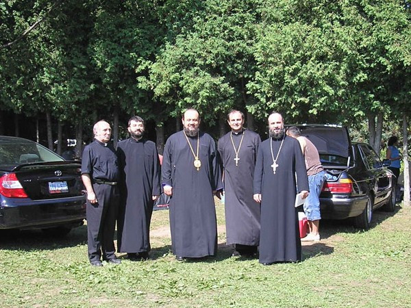 Pacatosii cu sutana: nici preotii nu sunt usa de biserica!