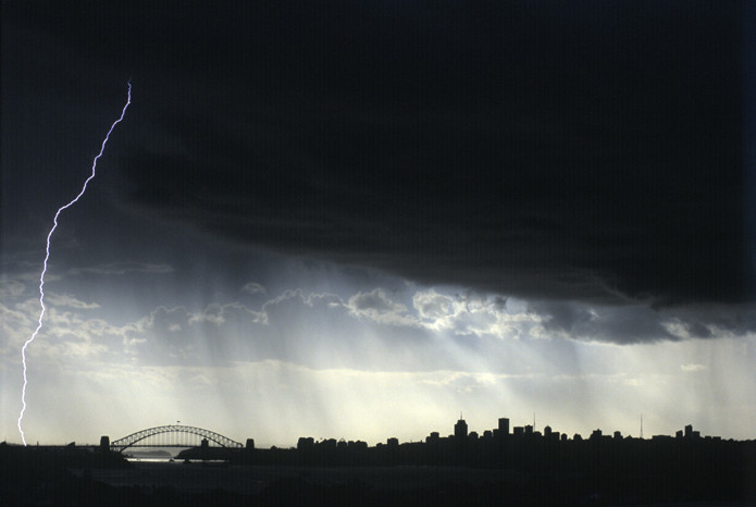 Grindina, ploi torentiale si vijelii in toata regiunea de vest a tarii. Cat va tine vremea rea