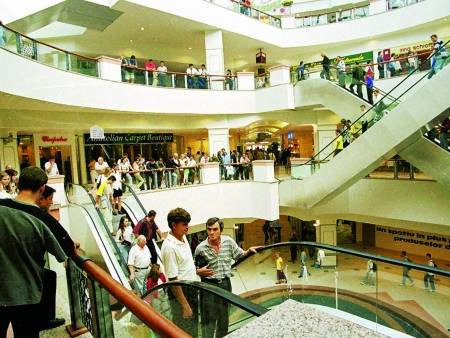 Paziti-va gentile, nu le lasati in cos! Hotii fura si din marile magazine