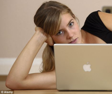 Facebook, de vina pentru depedenta de relatii a femeilor