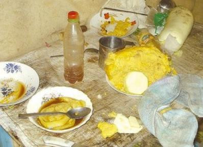 Copilarie de cosmar. Trei frati din Buzau mananca in fiecare zi de pe jos