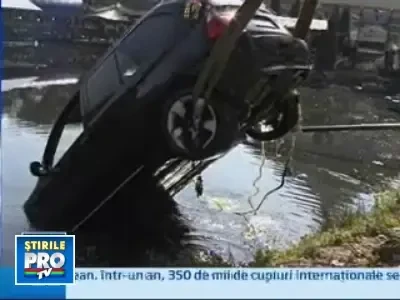 Autoturism de lux pescuit dintr-un lac, in Campina!