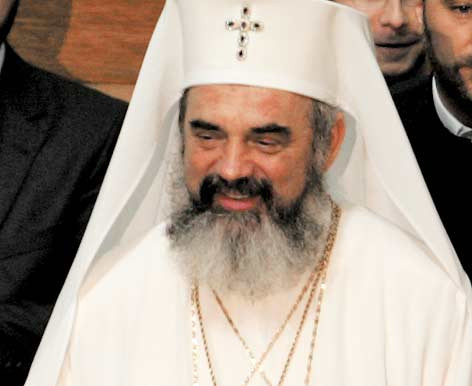 Pelerini se inchina si aduc ofrande sfintilor, pe Dealul Mitropoliei