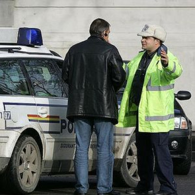 A agresat doi politisti de ciuda ca l-au tras pe dreapta!