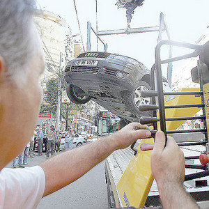 Cum distribui zece masini pe patru locuri de parcare? Cu ranga!