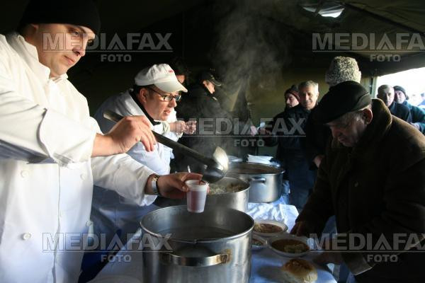 Au furat startul pomenilor electorale, impartind alimente stricate!