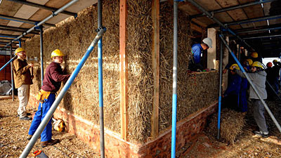 In Marea Britanie se construiesc case din paie!