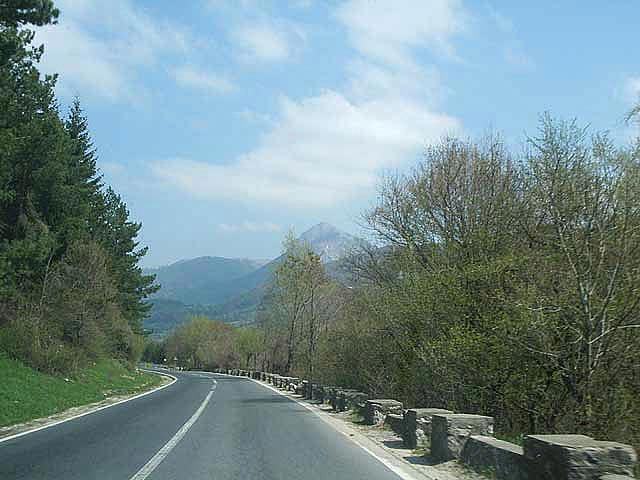 Lovit de o masina, un barbat a zacut in strada minute in sir!