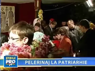 Pelerini se inchina si aduc ofrande sfintilor, pe Dealul Mitropoliei