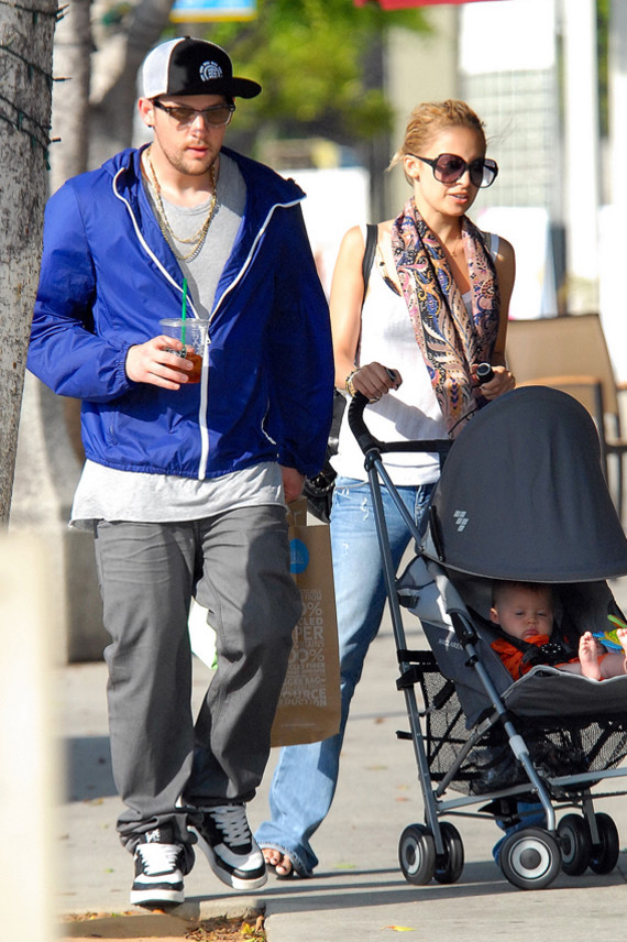 Nicole Richie calca pe urmele Angelinei Jolie