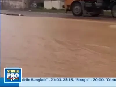 Pitesti: O teava sparta a provocat adevarate torente in centrul orasului
