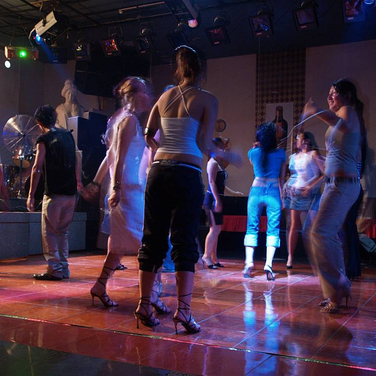 Petrecere a burlacilor sfarsita sub o ploaie de gloante!