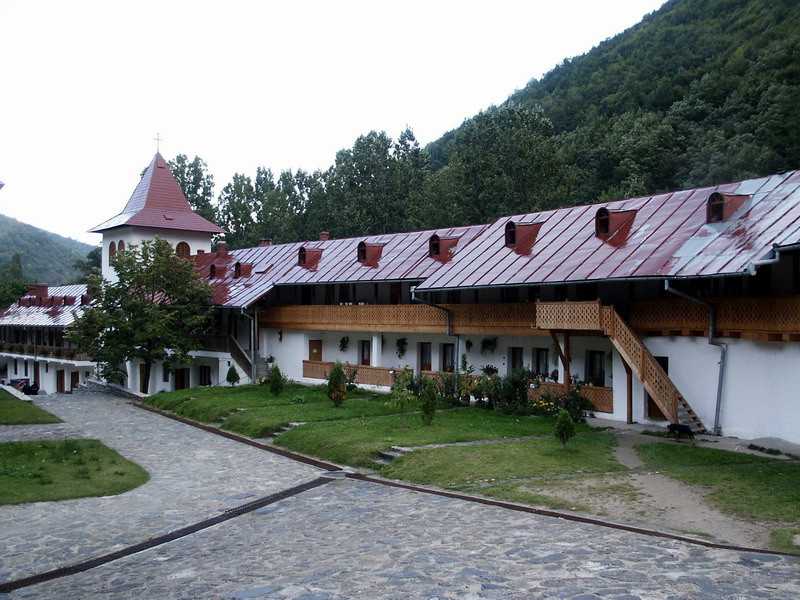 Pastele religios: la manastire cu 10 lei/noapte, in Israel cu 800 de euro