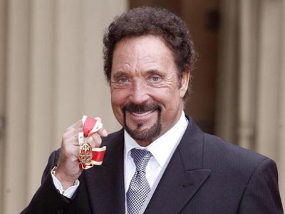 Greu de crezut, dar adevarat! Tom Jones e plin de operatii estetice