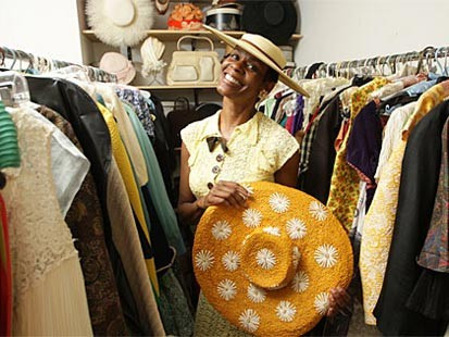 Americanii poarta haine second hand! De teama crizei