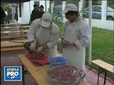 Subtiri, uscati si iuti! Asa sunt adevaratii carnati de Plescoi