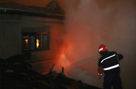 A ars de vie in incendiul care i-a distrus casa