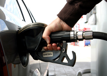 Dam mai putini bani pe benzina si motorina!