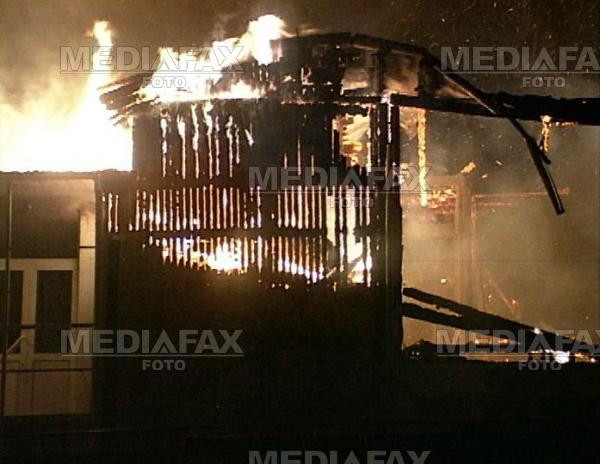 S-au jucat cu focul la propriu si au incendiat casa vecinilor!