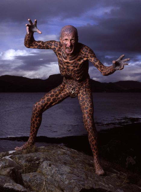 Omul-leopard a renuntat la salbaticie!