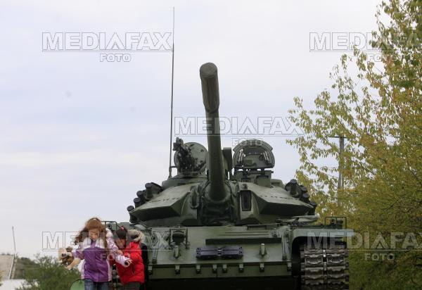 Tancuri si transportoare blindate in piata Revolutiei din Pitesti!