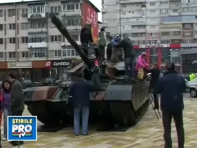 Tancuri si transportoare blindate in piata Revolutiei din Pitesti!