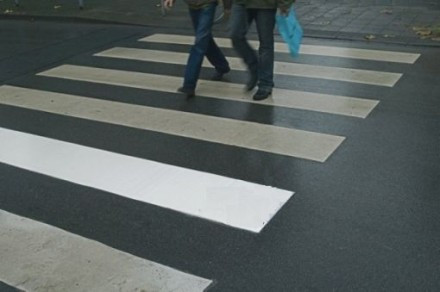 Plateste scump un moment de neatentie. Zdrobit de o masina la cativa metri de trecerea de pietoni