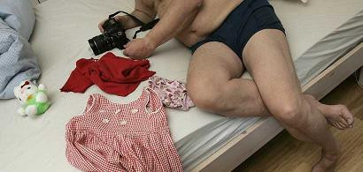 Oferea la schimb poze cu sora lui de 11 ani dezbracata, pentru o masina!