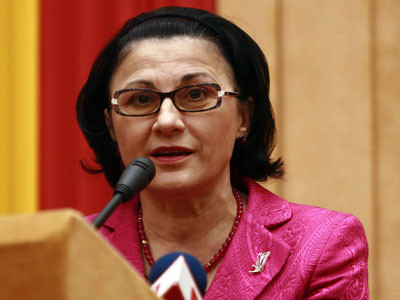 Andronescu: Amanarea majorarii salariilor profesorilor, un gest electoral