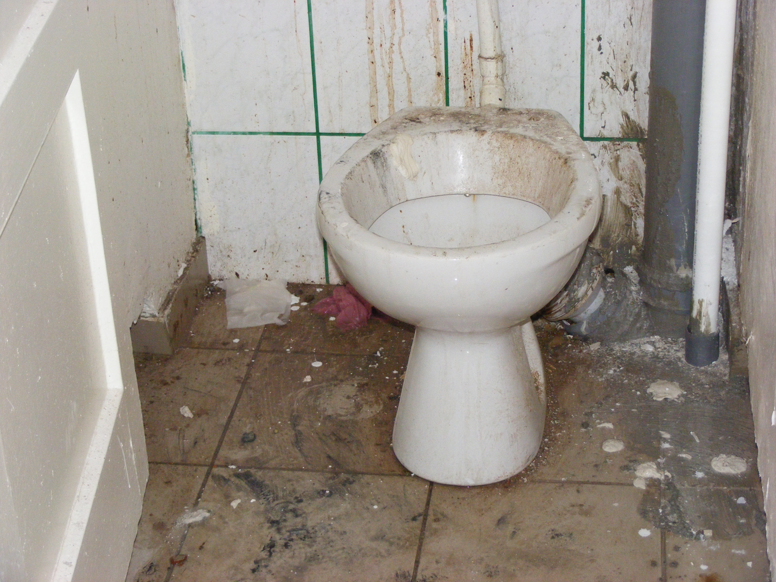 Camere modernizate la parter, mizerie crunta la etaj, intr-un camin sibian