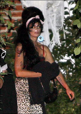 Uite cine o imita pe Amy Winehouse!