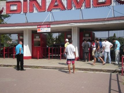 Bataie la casa de bilete. Fanii cainilor rosii au confundat prada!