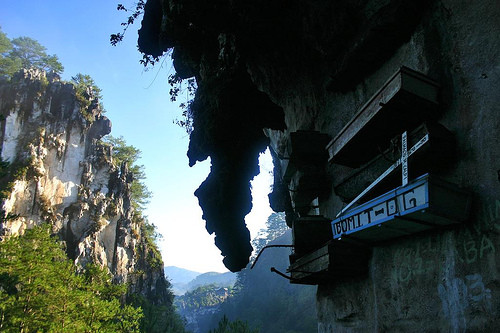 In Filipine, mortii nu se ingroapa, se atarna!