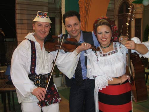 Cornelia Rednic, fara Lupu, canta muzica machedoneasca!