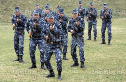 Garda de corp a unui procuror din Italia le da lectii jandarmilor!