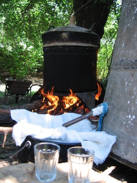 Pățania unui bărbat din Mediaș care făcea țuică acasă. Ce s-a întâmplat când a ridicat capacul