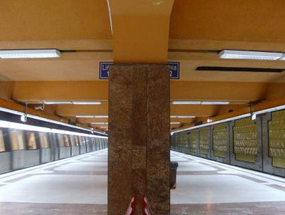 Si-a abandonat copilul de doi ani pe treptele de la metrou!