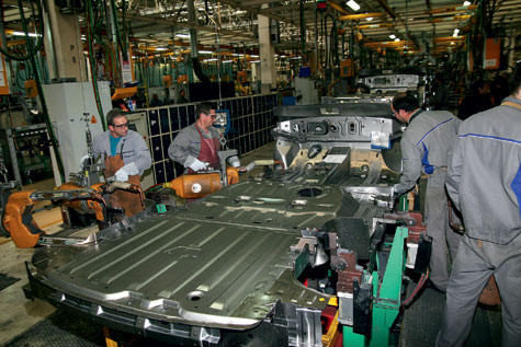 Dacia renunta la 620 de angajati si intrerupe din nou productia