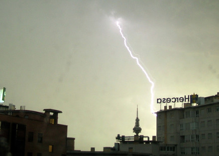 Noapte de cosmar in mai multe zone ale tarii! Furtuna a facut prapad!