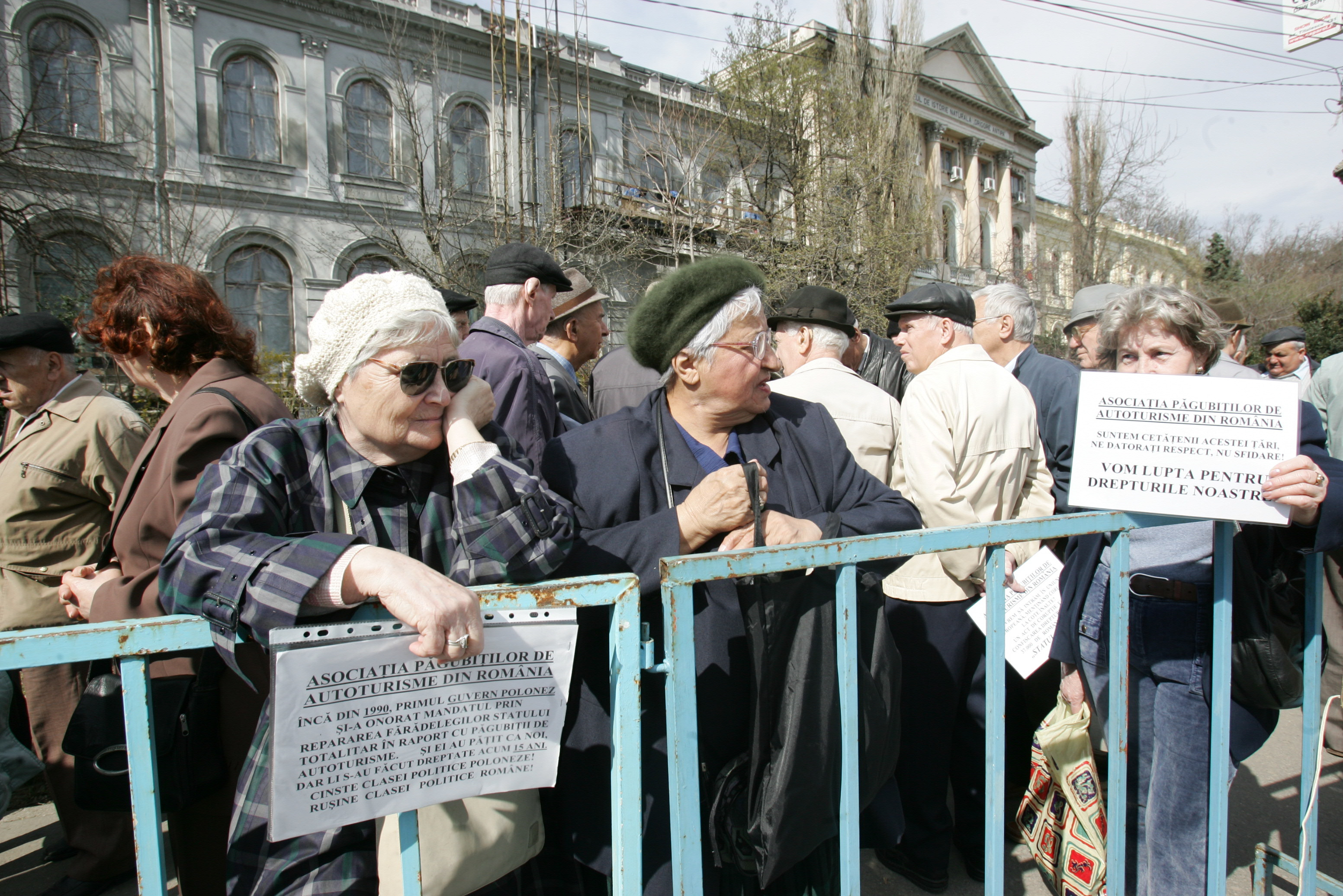 Dupa 20 de ani, isi vad visul realizat! Banii pe Dacii, returnati