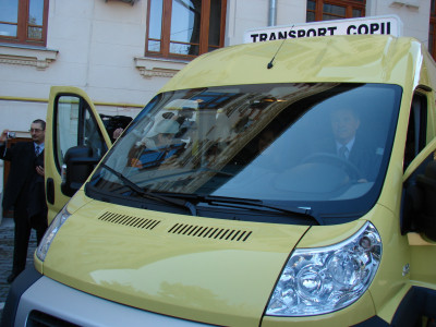 Protest pentru microbuzele elevilor, in fata primariei din Rapoltu Mare